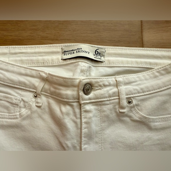 Abercrombie & Fitch Super Skinny White Jeans 6R (28W 31L) - Picture 4 of 7